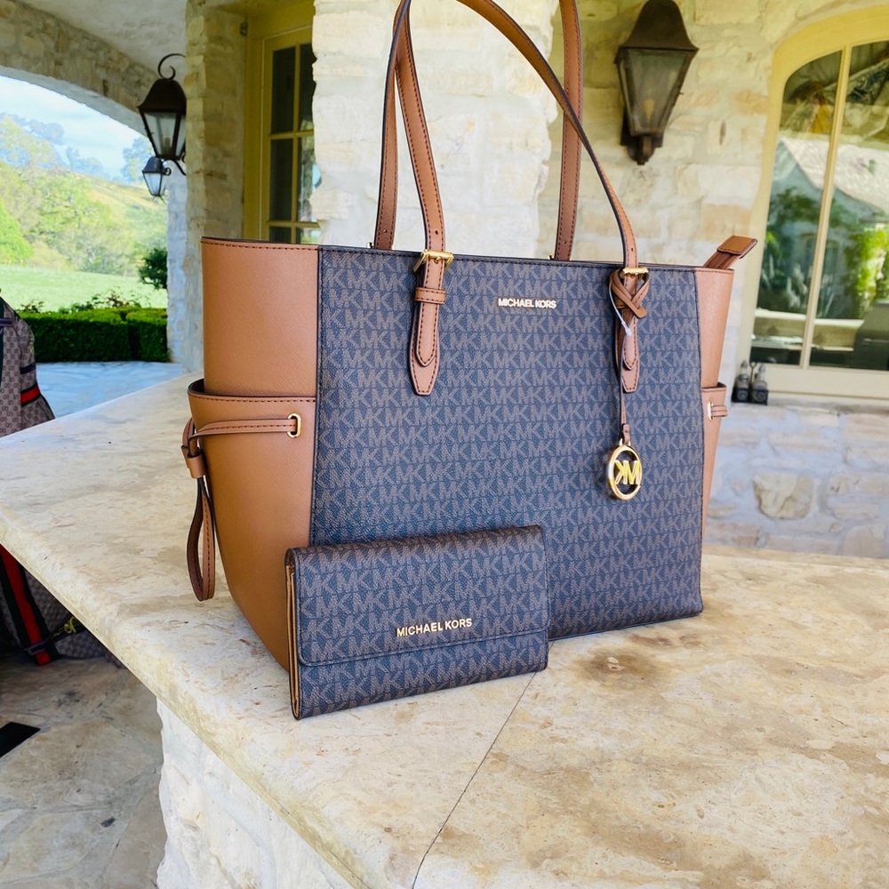 NWT Michael Kors Gilly Drawstring Laptop MK&wallet - Picture 3 of 15